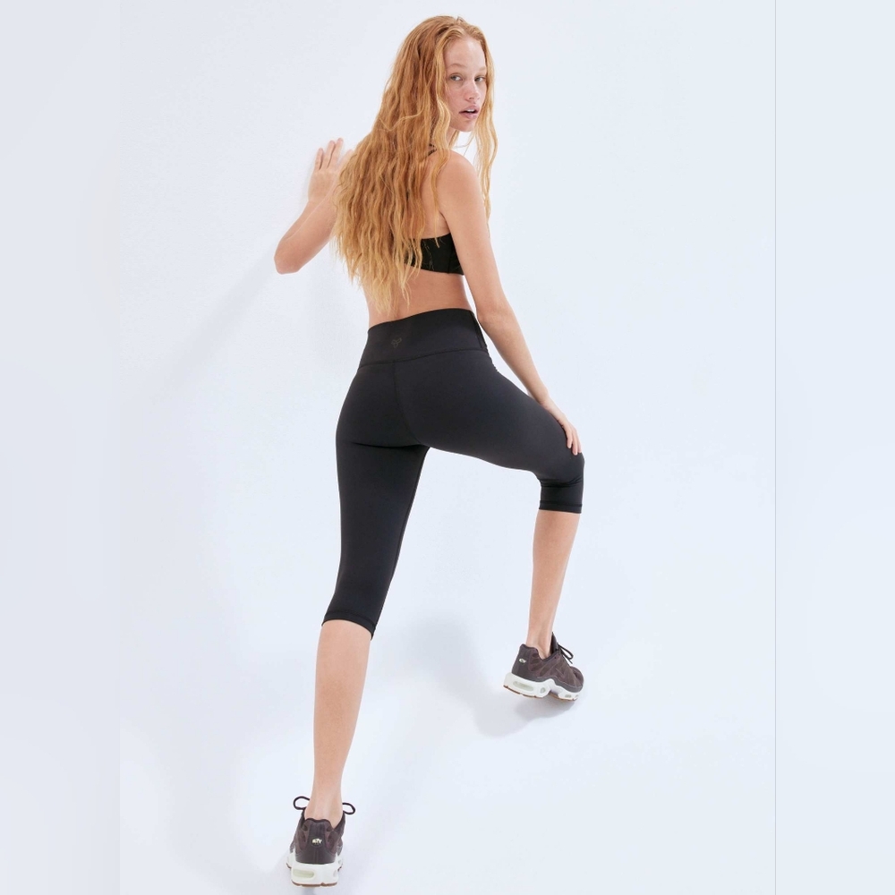 aritzia high rise 1/2 legging TNA